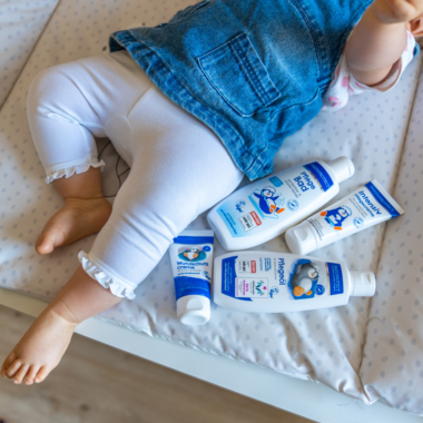 Pflegeprodukte von PAEDIPROTECT für empfindliche Kinderhaut auf einer Wickelkommode