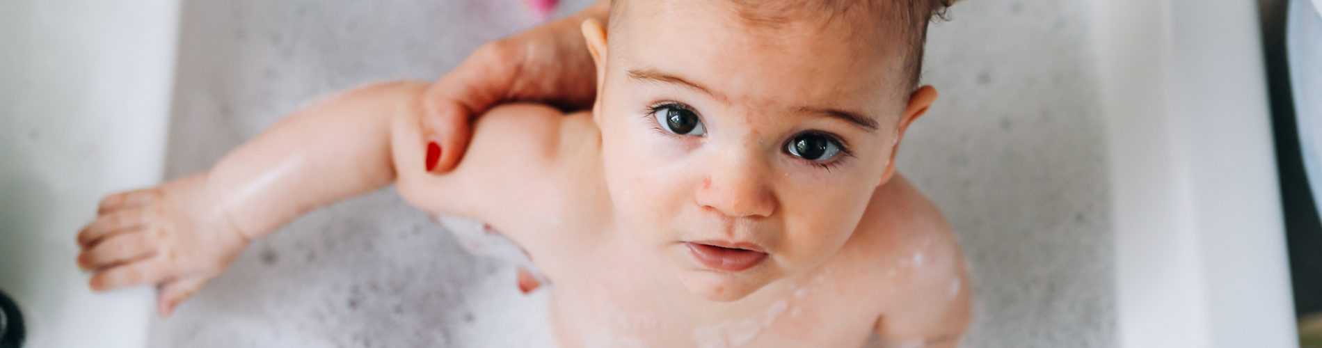 Baby genießt die Badezeit 