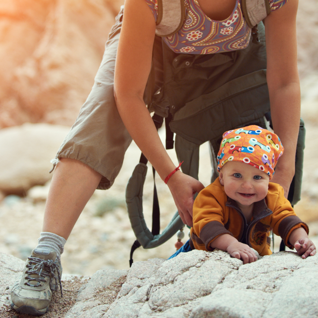 Baby wandert mit Mama