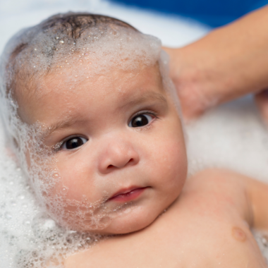 Ein Baby ganz entspannt beim Baden