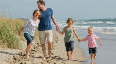 Mit Sonnenspray geschützt am Strand